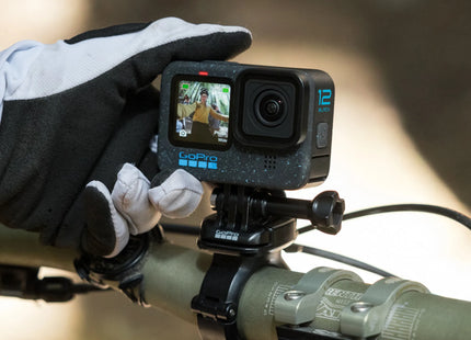 GoPro HERO12 Black vista lateral derecha mostrando botones de control