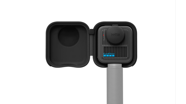 Interior del estuche GoPro MAX2 mostrando compartimentos acolchados
