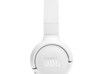 Detalle puerto USB-C para carga en audífonos JBL Tune 520BT