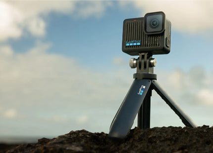 GoPro Shorty en uso para selfie grupal con cámara montada