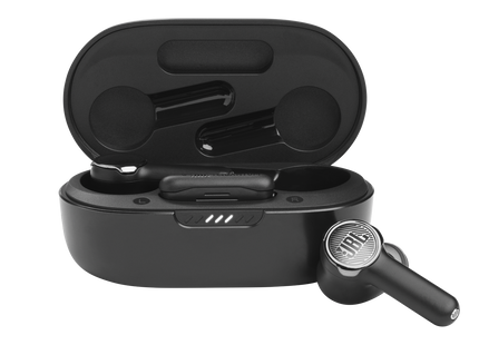 Audífonos JBL Quantum TWS negros vista frontal con estuche de carga