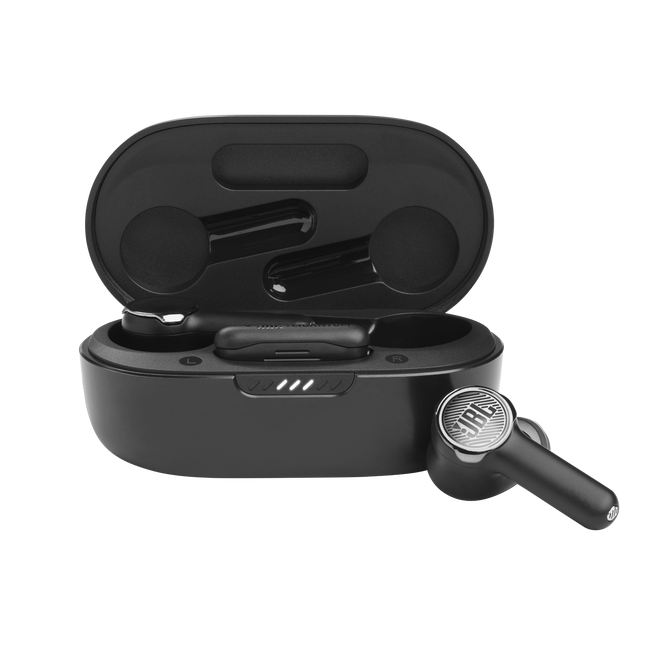 Audífonos JBL Quantum TWS negros vista frontal con estuche de carga