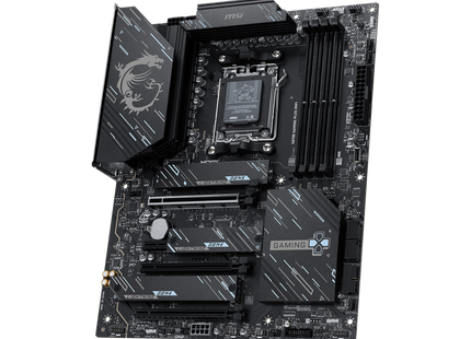 MSI X870E Gaming Plus WiFi vista diagonal mostrando conectores PCIe y diseño ATX