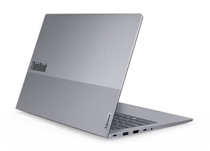 Lenovo ThinkBook 14 Gen 6, vista trasera izquierda con tapa parcialmente abierta