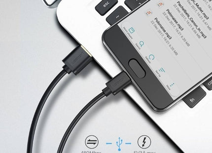 Cable UGREEN US184 conectado entre dispositivos mostrando transferencia de datos