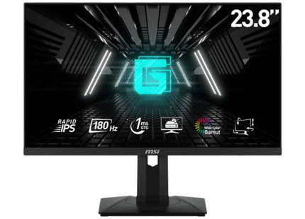 Monitor MSI G244PF E2 en setup gaming completo con teclado y mouse