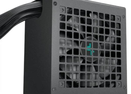 Parte trasera de fuente de poder DeepCool PL650D con conector AC y interruptor de encendido