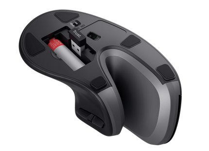 Mouse Trust Verro en uso sobre escritorio mostrando alcance inalámbrico