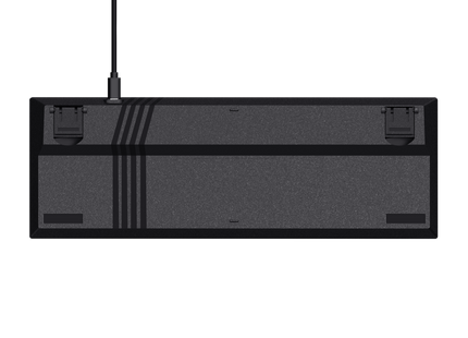 Teclado Trust GXT 867 Acira en setup gaming mostrando diseño ultracompacto