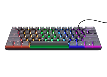 Vista lateral del teclado Trust GXT 867 Acira mostrando perfil bajo y diseño compacto