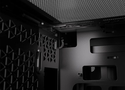 Case Corsair 2500D con panel lateral de vidrio templado instalado