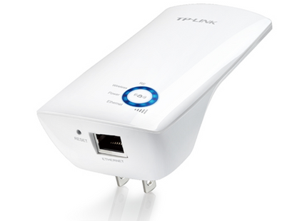 Repetidor de señal TP-Link TL-WA850RE conectado a tomacorriente