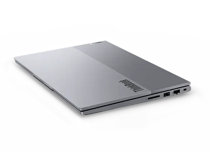 Lenovo ThinkBook 14 Gen 6, vista frontal derecha con tapa cerrada