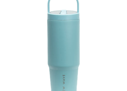 Vaso New Wave Big Travel Tumbler en uso, compatible con portavasos de auto