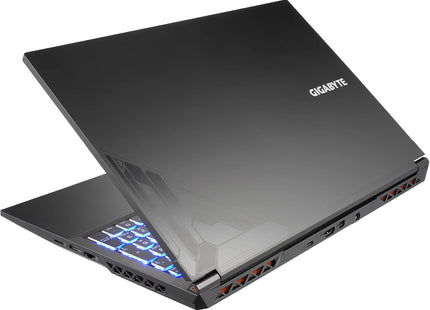 Logo GIGABYTE en tapa trasera laptop G5 gaming