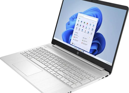 Laptop HP 15-fd0131wm plateada vista frontal con pantalla encendida
