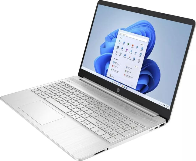Laptop HP 15-fd0131wm plateada vista frontal con pantalla encendida