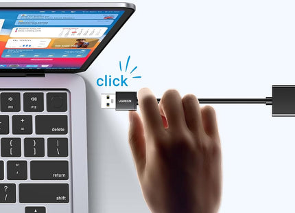 Puerto RJ45 del adaptador Ethernet UGREEN con detalle de conectores
