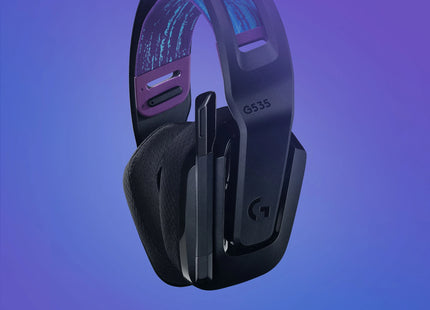 Auricular gaming Logitech G535 mostrando micrófono flip-to-mute lateral