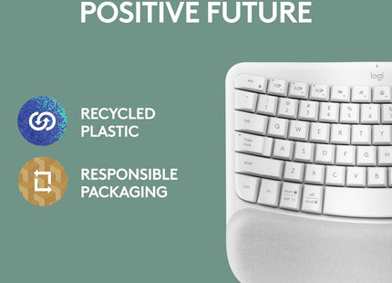 Teclado Logitech Ergo Wave Keys en uso sobre escritorio mostrando posición ergonómica natural