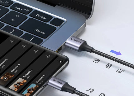 Comparación de tamaño del cable USB UGREEN US288 con dispositivos móviles