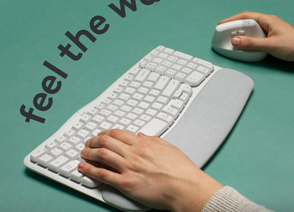 Vista lateral del Teclado Logitech Ergo Wave Keys mostrando perfil bajo y altura ergonómica