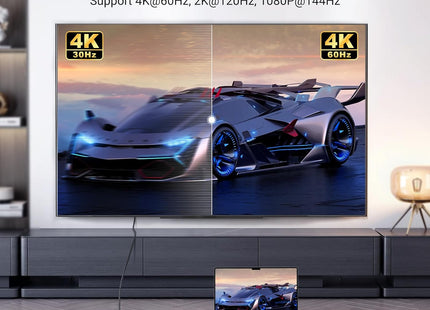 Cable UGREEN conectado entre laptop y monitor mostrando imagen 4K