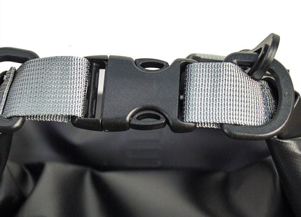 Detalle del cierre impermeable del maletín New Wave 18L