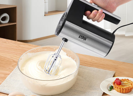 Batidora de mano ST-2273 en uso batiendo ingredientes cocina