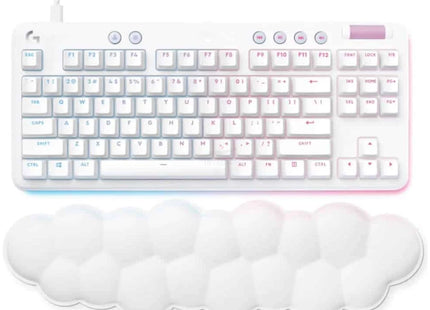 Vista lateral del teclado Logitech G713 mostrando perfil compacto y reposamuñecas