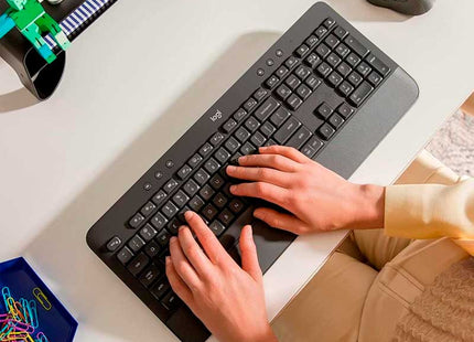 Vista posterior del teclado Logitech K650 con compartimento de pilas y switch de encendido