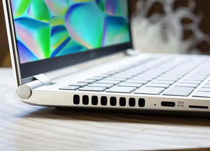 Vista lateral derecha laptop Gigabyte Aero 14 OLED mostrando conectividad adicional