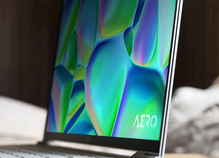 Vista trasera laptop Gigabyte Aero 14 OLED con sistema de ventilación y bisagras