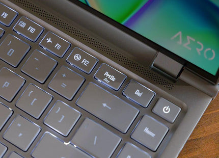Base inferior laptop Gigabyte Aero 14 OLED con rejillas de ventilación y etiquetas