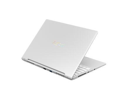 Vista diagonal Gigabyte Aero 14 OLED destacando diseño delgado y portabilidad