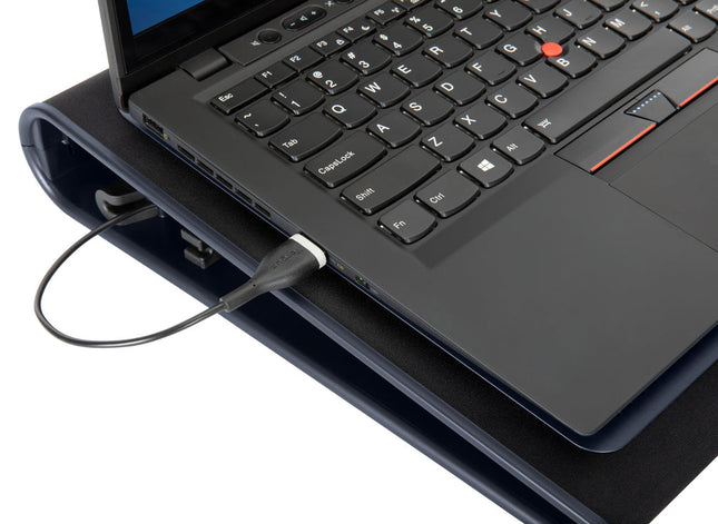 Targus base enfriadora AWE55US - en uso con laptop conectada