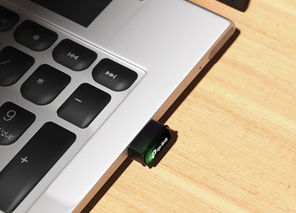 TP-Link Archer T3U Nano conectado a puerto USB de computadora portátil
