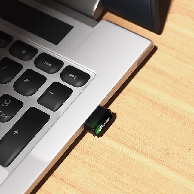 TP-Link Archer T3U Nano conectado a puerto USB de computadora portátil