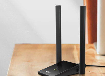 Adaptador WiFi Archer T4U Plus vista de 45 grados mostrando antena y conector