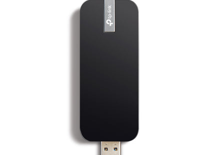 TP-Link Archer T4U conectado a puerto USB de computadora portátil