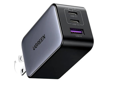 Cargador UGREEN CD244 65W gris y negro vista frontal con 3 puertos USB