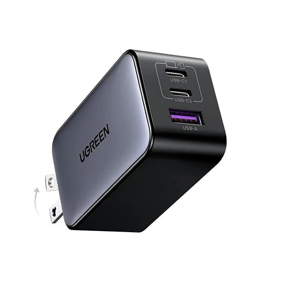 Cargador UGREEN CD244 65W gris y negro vista frontal con 3 puertos USB