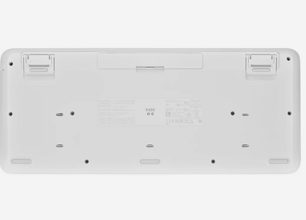 Teclado Logitech K650 en uso sobre escritorio mostrando su tamaño completo 100%