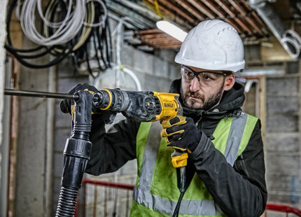 DEWALT D25134K-B3 en uso, perforación en sitio de construcción
