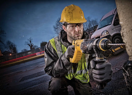 DEWALT rotomartillo D25260K-B3 en uso en obra de construcción