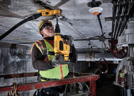 DEWALT D25481K-B3 en uso, perforación en techo de concreto