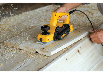 DEWALT D26676-B3 en uso alisando tablas de madera