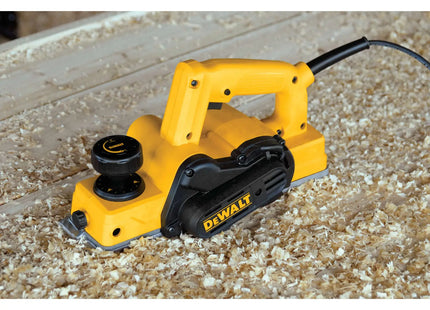 DEWALT D26676-B3 en uso sobre superficie de trabajo con virutas de madera