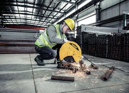 DEWALT tronzadora D28730-B3 en uso cortando tubos de acero