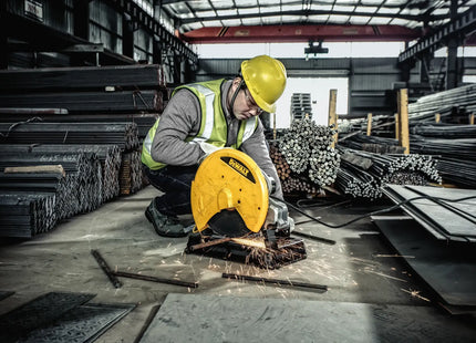 DEWALT tronzadora D28730-B3 en uso en obra industrial